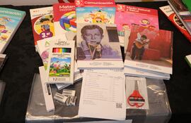 En la imagen se observan algunos de los libros que entregará el MEC con los kits escolares.