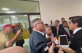 El diputado Jatar Fernández (de gorra roja) siguió insultando a sus colegas tras levantarse la sesión.