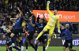 Los jugadores del Inter de Milán celebran al final del partido de vuelta de las semifinales de la Copa Italia entre el Internazionale Milano y el Como 1907, en Milán, Italia.