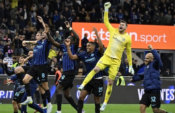 Los jugadores del Inter de Milán celebran al final del partido de vuelta de las semifinales de la Copa Italia entre el Internazionale Milano y el Como 1907, en Milán, Italia.