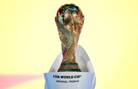 El trofeo de la Copa del Mundo en el sorteo de la repesca intercontinental y los playoffs de Europa para el Mundial 2026 en la sede de la FIFA, en Zúrich, Suiza.