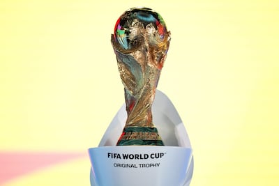 El trofeo de la Copa del Mundo en el sorteo de la repesca intercontinental y los playoffs de Europa para el Mundial 2026 en la sede de la FIFA, en Zúrich, Suiza.