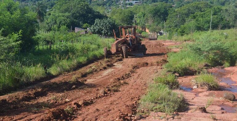 
Equipo vial del MOPC se encuentra realizando trabajo en la zona de la compañía Ykua Tu'î.