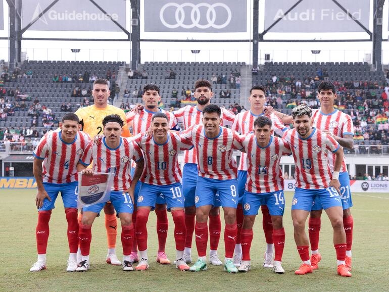 Arriba: Gastón Olveira, Gustavo Gómez, Omar Alderete, Alexandro Maidana y Robert Morales. Abajo: Juan José Cáceres, Mauricio, Miguel Almirón, Diego Gómez, Andrés Cubas y Julio Enciso. (Foto: @Albirroja)