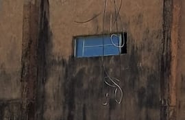 La ventanita por donde ingresó el ladrón está ubicada a unos seis metros de altura, en la parte posterior del edificio del supermercado.