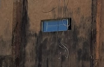 La ventanita por donde ingresó el ladrón está ubicada a unos seis metros de altura, en la parte posterior del edificio del supermercado.
