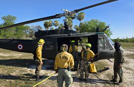 Al no existir caminos, los bomberos, son llevados en helicóptero desde la base de la estancia La Patria.