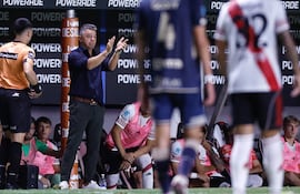 AMDEP1117. BUENOS AIRES (ARGENTINA), 12/02/2026.- El entrenador de River Marcelo Gallardo reacciona este jueves, durante a un partido de la Liga de Argentina entre Argentinos Jrs y River Plate, en el estadio Diego Armando Maradona en Buenos Aires (Argentina). EFE/ Juan Ignacio Roncoroni