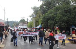 Vecinos autoconvocados de Ñemby realizaron una caminata para exigir transparencia en el manejo de los recursos de la Municipalidad y la inmediata renuncia del intendente colorado, Tomás Olmedo.