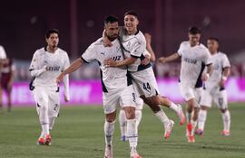 Gabriel Ávalos (i), futbolista de Independiente de Avellaneda, celebra un gol en el partido frente a Lanús por la fecha 18 de la Liga Profesional en el estadio Ciudad de Lanús, en Lanús, Argentina.