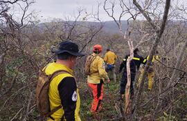 Integrantes de la Unidad de Búsqueda y Rescate (SAR) se hacen paso en medio de un complicado camino dentro del Parque Nacional Defensores del Chaco.