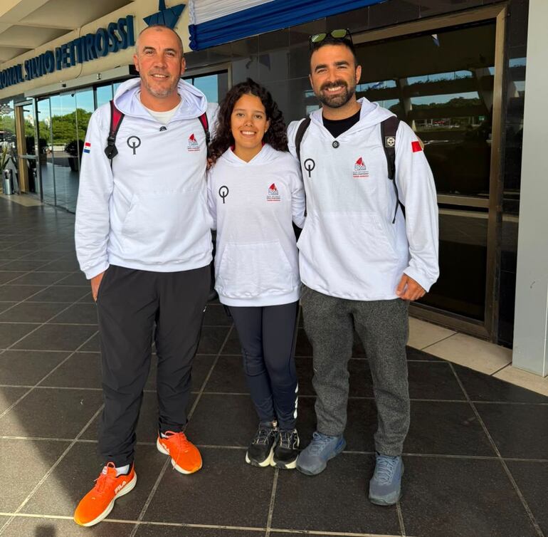 Elisa junto a sus entrenadores, en el aeropuerto Silvio Pettirossi, en la previa al viaje a Marruecos.