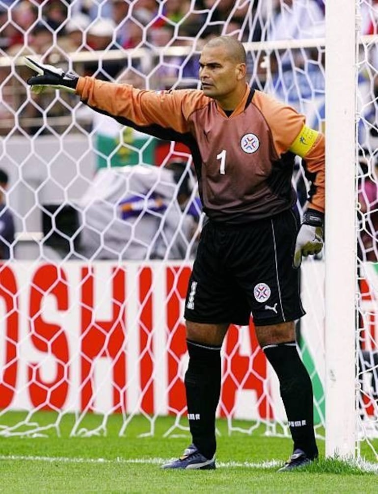 El portero y capitán albirrojo, José Luis Chilavert dando indicaciones en el duelo entre Paraguay y Alemania, por los octavos de final del Mundial Corea-Japón 2002.