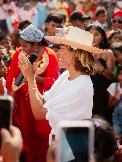 Karol G, muy feliz compartiendo la cultura Wayuu en La Guajira.