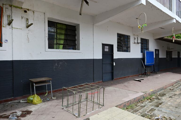El soporte y la caja de hierro que resguardaba uno de los acondicionadores de aire en la escuela Carlos Antonio López.