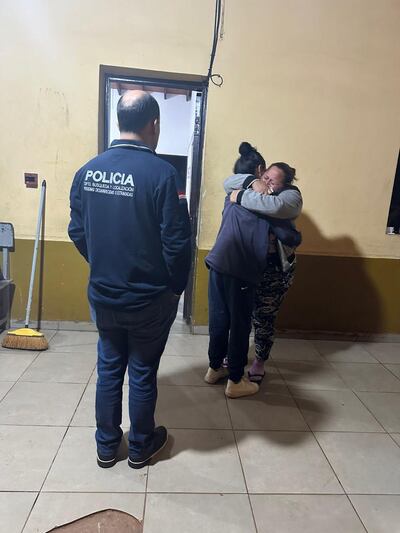 Una de las adolescentes que fue localizada tras ser reportada como desaparecida al reencontrarse con su familiar.