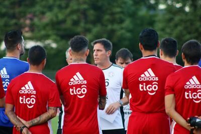 El entrenador argentino Eduardo Berizzo charlando con sus dirigidos.