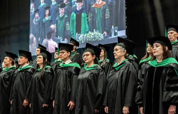 Nuevos profesionales egresados de la Universidad San Carlos.