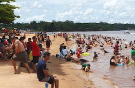 Una gran de personas disfrutaron de la Costanera Ñande Renda de Ciudad del Este.