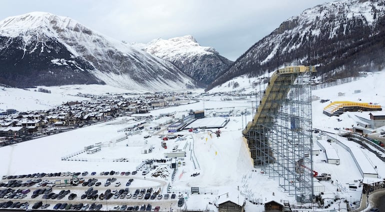 Esta fotografía aérea, tomada el 12 de enero de 2026, muestra la rampa curva de diseño especial para el salto de esquí y el snow park de Livigno, que albergará todas las competencias de snowboard y esquí freestyle de los Juegos Olímpicos de Milán-Cortina 2026.