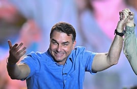 El senador y candidato a la Presidencia de Brasil por el Partido Liberal Flávio Bolsonaro reacciona durante la convención regional de su partido en el 'Parque da Cidade' en Brasilia (Brasil).