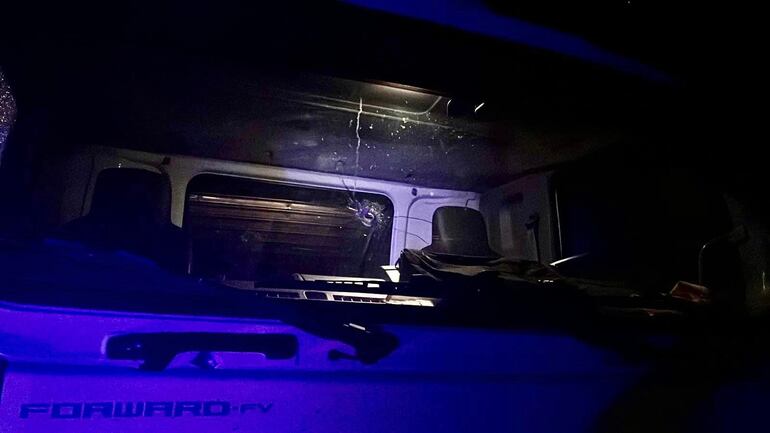 Una de las balas impactó en el parabrisas del camión.