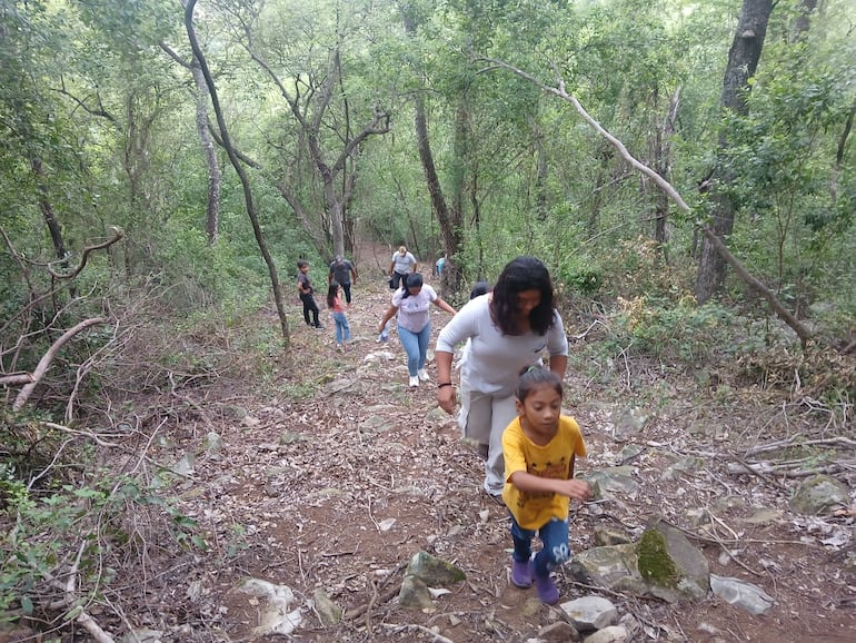 No es nada fácil escalar los improvisados senderos del cerro, para llegar junto a la Virgen de Caacupé.