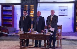 Fabián Chamorro, autor del libro; Victor Hugo Forneron (ANR Gobernador) y Augusto Dos Santos.