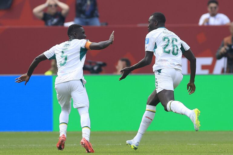 Pape Gueye (d) y Idrissa Gana Gueye de Senegal celebran un gol este viernes, en un partido del grupo I del Mundial de la FIFA 2026 entre Senegal e Irak en el estadio BMO Field en Toronto (Canadá).