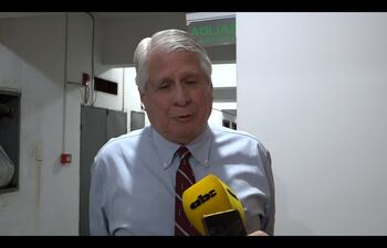 El doctor Antonio Cubilla, asesor científico de la Presidencia, conversón después de la reunión con el Círculo de Médicos y con autoridades.