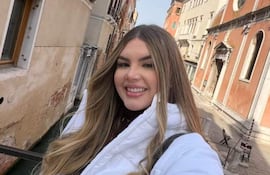 Julia Victoria Sobierai Cardozo, joven mujer con expresión sonriente, en un entorno informal y amistoso.