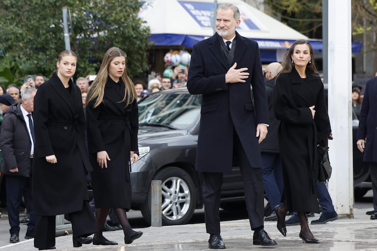 El rey Felipe VI, la reina Letizia, la princesa Leonor y la infanta Sofía llegando a la misa por la princesa Irene de Grecia en la Catedral de Atenas. (EFE/ Mariscal)
