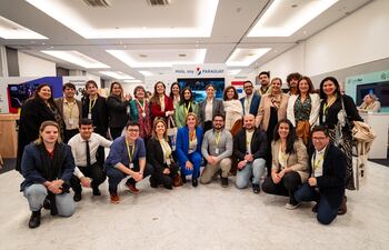 Parte de la delegación paraguaya presente en el Festival de Málaga, junto al stand de Paraguay en el Mafiz.