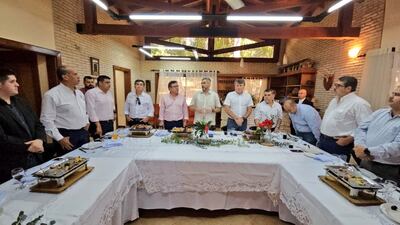 Mario Abdo (c) compartió ayer un almuerzo político en la residencia de Nicanor Duarte, en Atyrá.