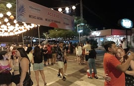 Personas de distintas partes del país llegan para participar de la fiesta Hawaiana de Pilar.