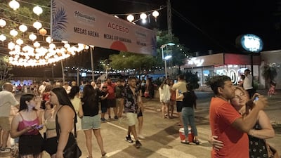 Personas de distintas partes del país llegan para participar de la fiesta Hawaiana de Pilar.