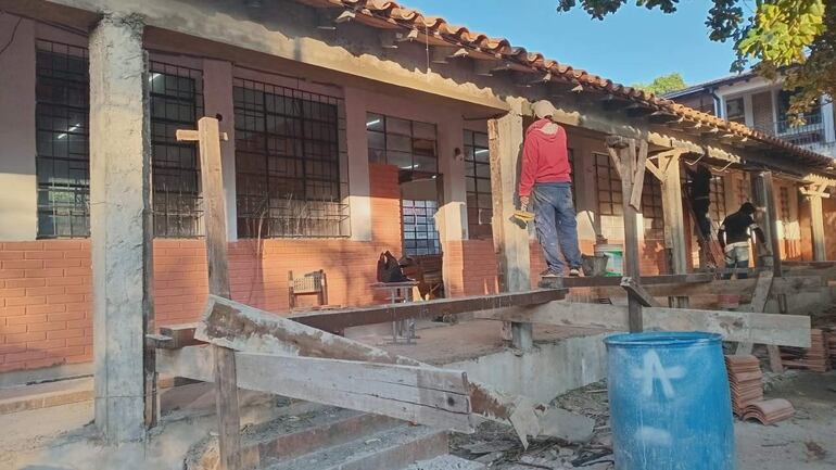 Un obrero trabaja en la instalación de un pabellón en la escuela La Residenta, en Luque.