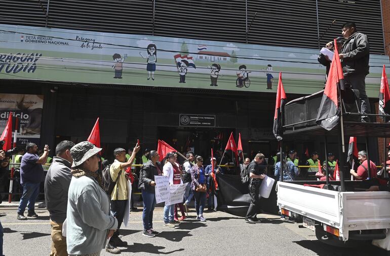 La marcha docente empezó en la plaza De la Democracia y culminó frente a la sede del MEC, sobre 15 de Agosto casi Herrera, de Asunción.