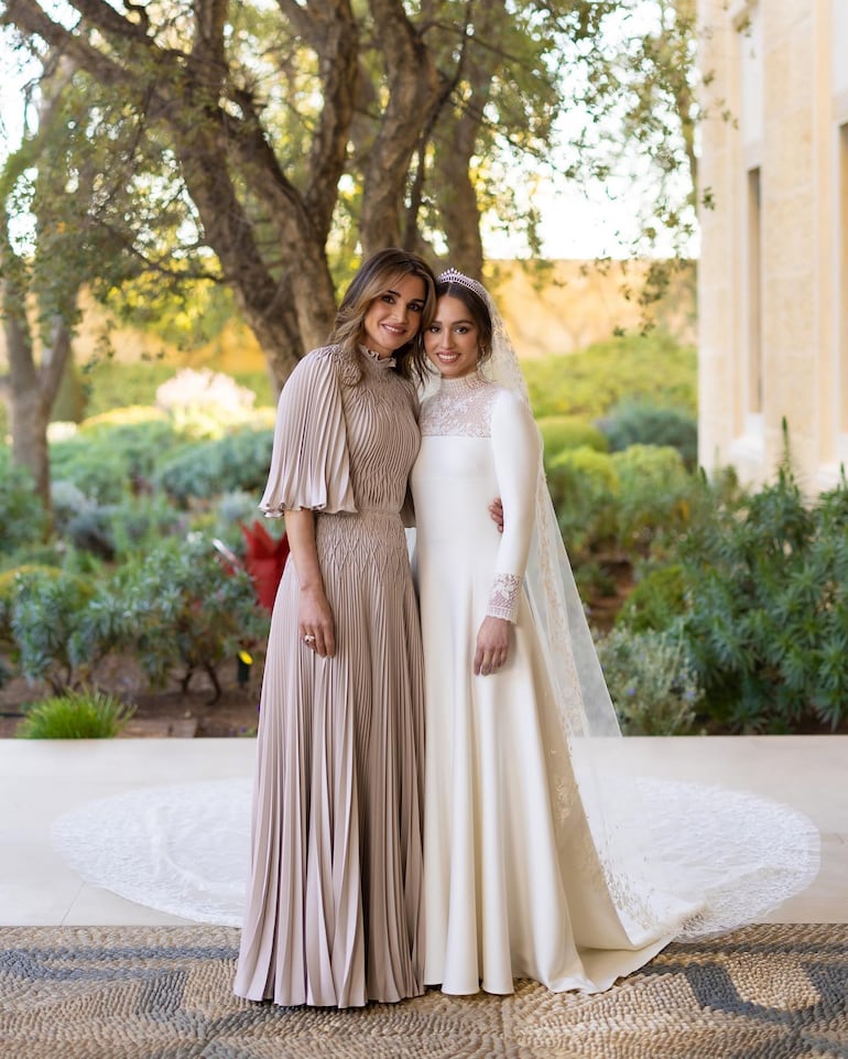 Rania de Jordania y su bella hija Iman. Ambas lucieron vestidos de Dior el día de la boda real. (Instagram/Queen Rania Al Abdullah)