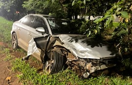 El automóvil fue abandonado tras el violento choque.