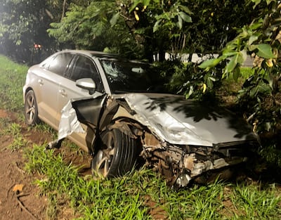 El automóvil fue abandonado tras el violento choque.