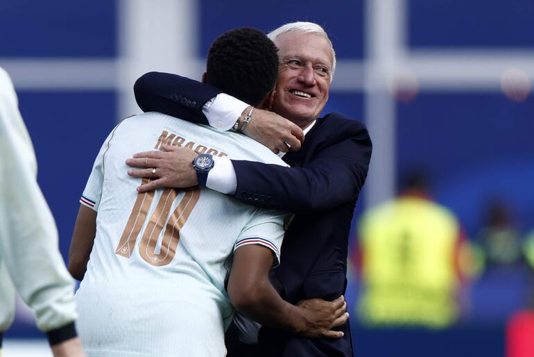 El director técnico de Francia, Didier Deschamps (D), abraza a su jugador Kylian Mbappé tras ganar el partido de cuartos de final de la Copa Mundial de la FIFA 2026 entre Francia y Marruecos, en Boston, Massachusetts, EE. UU..