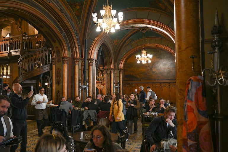 Bucarest, Rumanía. El interior del famoso restaurante histórico Caru' cu Bere en el centro histórico de Lipscani.