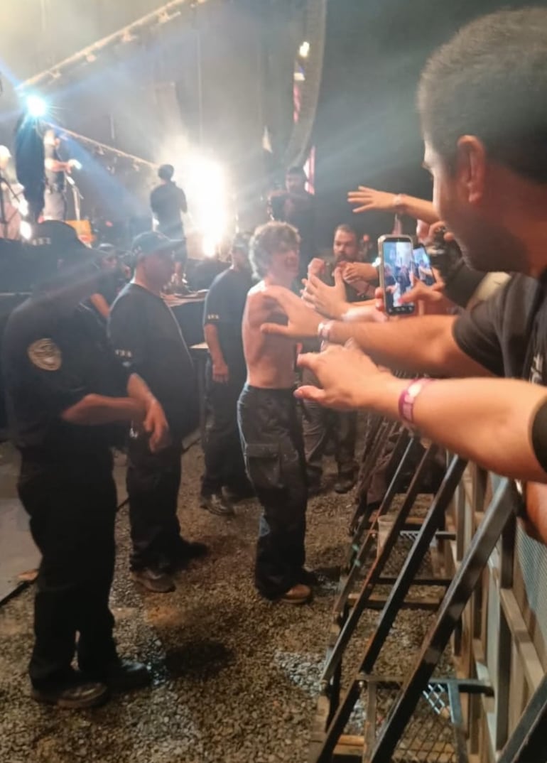 Brendan Yates, vocalista de Turnstile, saludando al público durante la presentación de la banda en el festival Asunciónico.