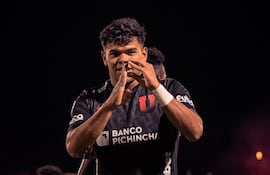 El paraguayo Rodney Redes, futbolista de Liga de Quito, celebra un gol en el partido frente a Leones del Norte por la Fase Inicial de la Liga Pro de Ecuador en el estadio Olímpico de Ibarra, en Ibarra, Ecuador.