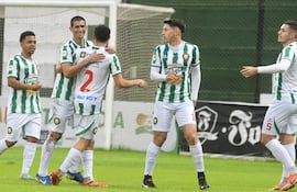 Los jugadores de Rubio Ñu celebran el tanto de apertura en el marcador que llegó gracias a un autogol de Júnior Franco. (Foto: @IntermediaAPF)