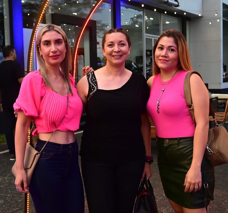 Karina Romero, Rebeca Lettieri y Cris Pereira.