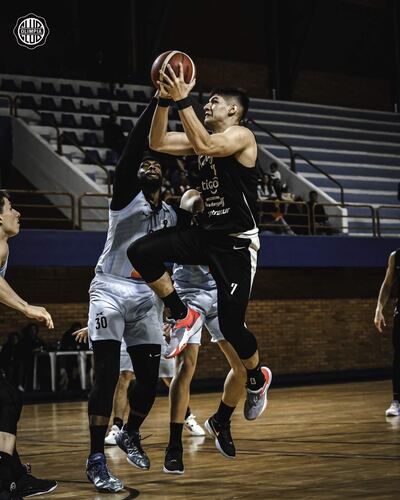 Rodney Mercado se eleva frente al reaparecido Jeremiah Wood.