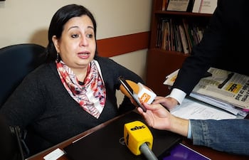 La senadora por el Frente Guasu, Esperanza Martínez, durante la entrevista que dio a los medios de prensa este martes en el senado.