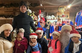 ¡Postal navideña! Cristiano Ronaldo y su familia junto a Papá Noel en Laponia, Finlandia.